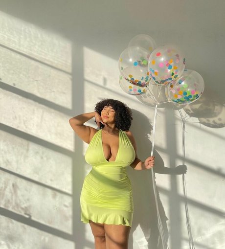 Nahá fotka uniklých OnlyFans od Katelyn Folasade