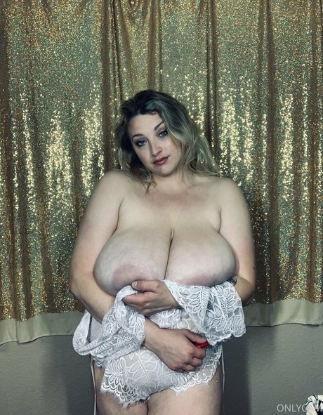 Nahá fotka uniklých OnlyFans od Cambriacurves