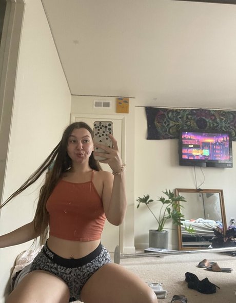 Alaston vuotanut OnlyFans-kuva Maggierayelle
