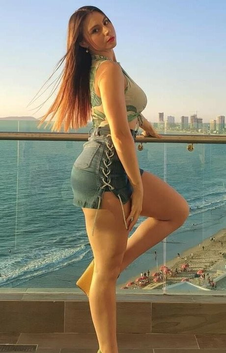 Обнаженная фотография утечки OnlyFans от Emilia Vizcarra