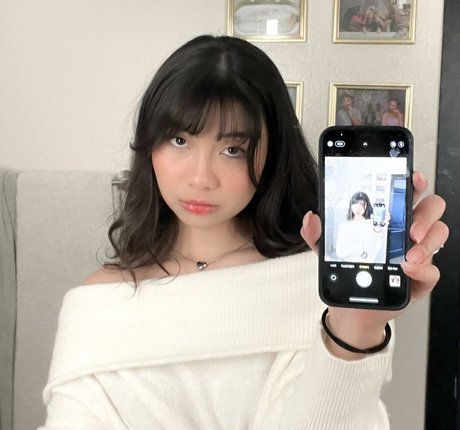 Naken läckt OnlyFans-bild av Trin Lovell