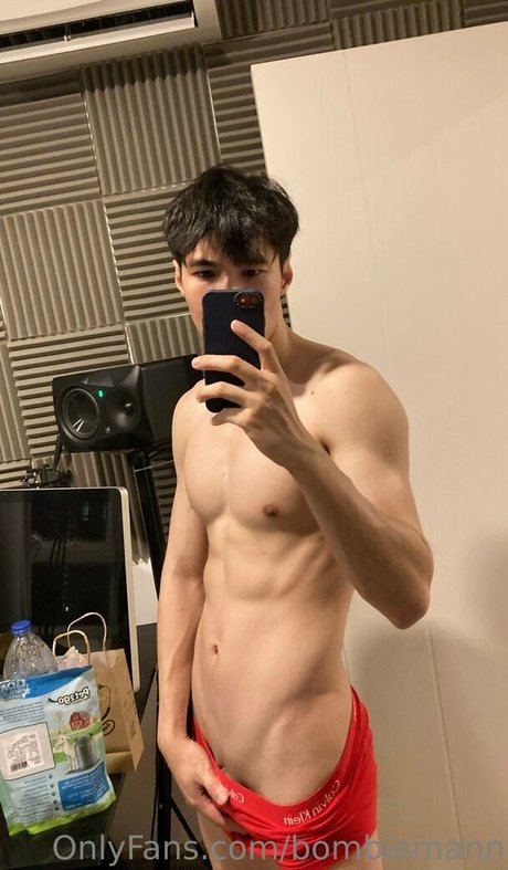Naakte gelekte OnlyFans-foto van Bombiemann