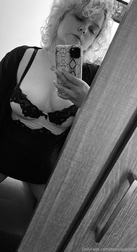 Nahá fotka uniklých OnlyFans od Moniiquefox