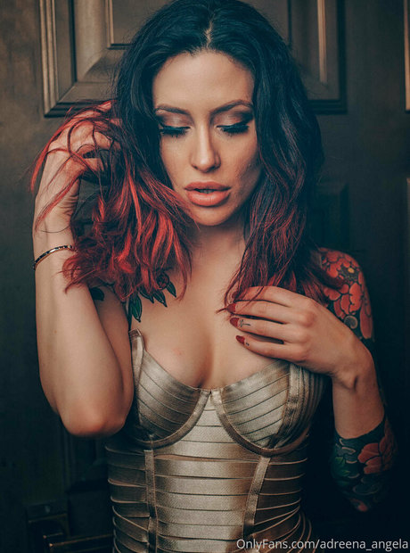 Nahá fotka uniklých OnlyFans od Adreena Angela
