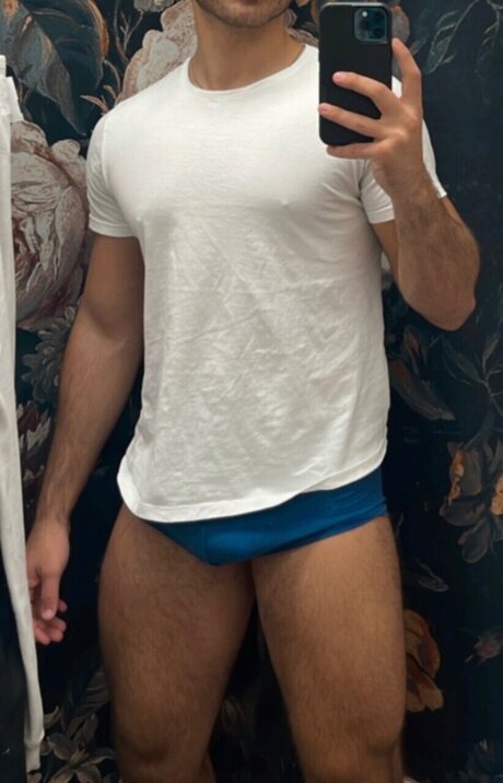 Naakte gelekte OnlyFans-foto van Mlad998