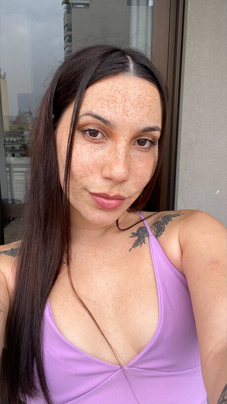 Naakte gelekte OnlyFans-foto van Mari Freckled