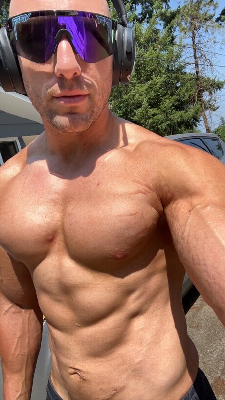 Naakte gelekte OnlyFans-foto van Brucejuice
