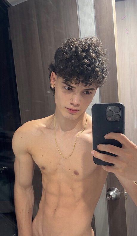 Nøgent lækket OnlyFans-billede af Andres Bocanument