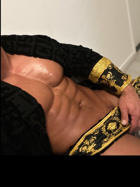 Naakte gelekte OnlyFans-foto van  Daddy Diamond 
