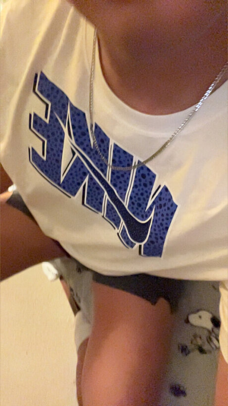 Naakte gelekte OnlyFans-foto van Fratdudecollege