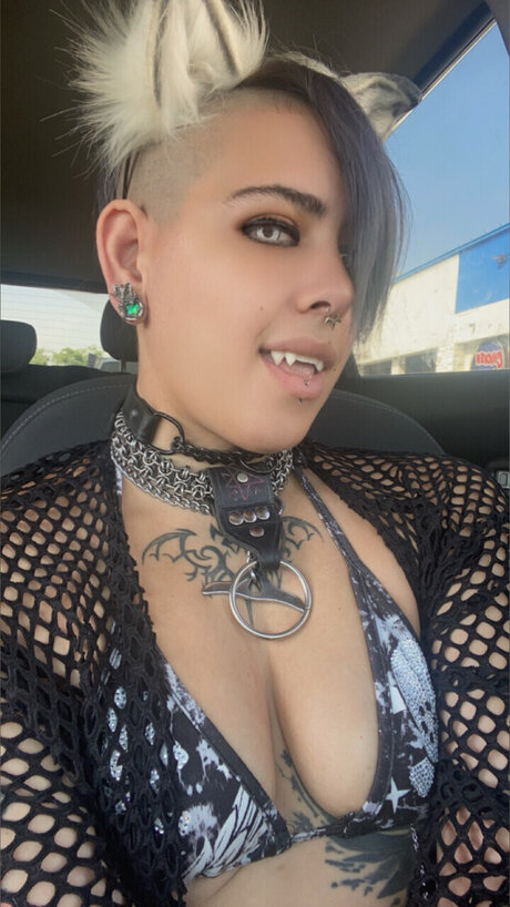 Alaston vuotanut OnlyFans-kuva Azrael The Goth Pup