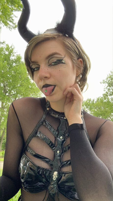 Alaston vuotanut OnlyFans-kuva Fae The God