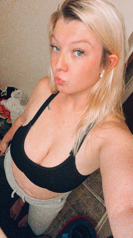 Naken läckt OnlyFans-bild av Aliyah Harbison