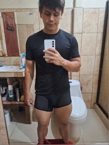 Naakte gelekte OnlyFans-foto van Tony Prez