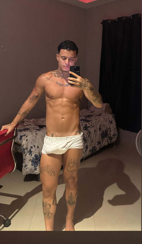 Nahá fotka uniklých OnlyFans od Lucas Fernandes