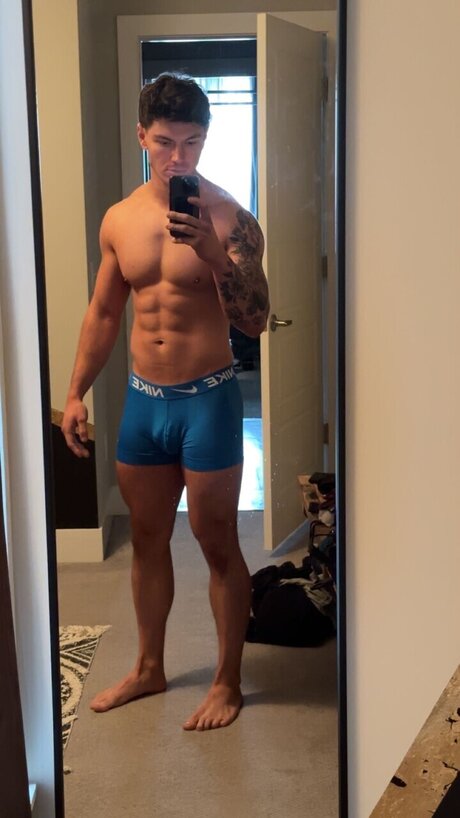 Alaston vuotanut OnlyFans-kuva Schimmsky
