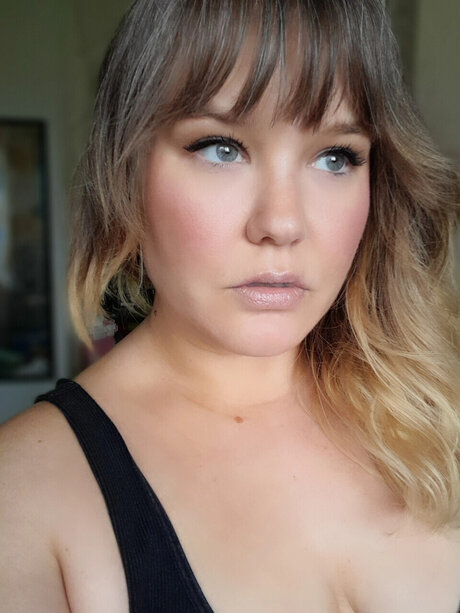 Alaston vuotanut OnlyFans-kuva Herbsandcurves