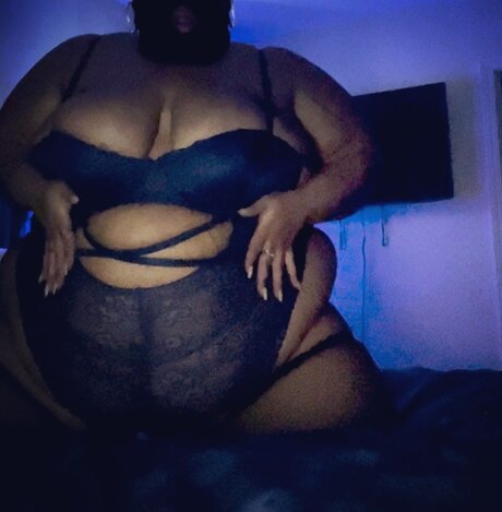 Naakte gelekte OnlyFans-foto van Eccentric Bbw