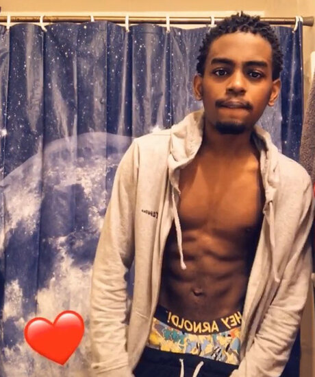 Alasti lekkinud OnlyFans-i pilt Animez