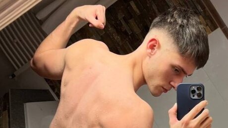 Naakte gelekte OnlyFans-foto van Patrixio Straight 