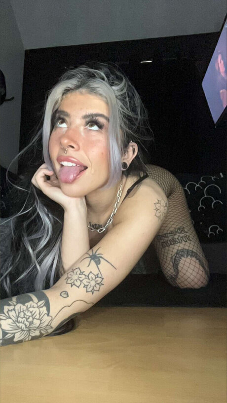 Nahá fotka uniklých OnlyFans od Violet Elsher
