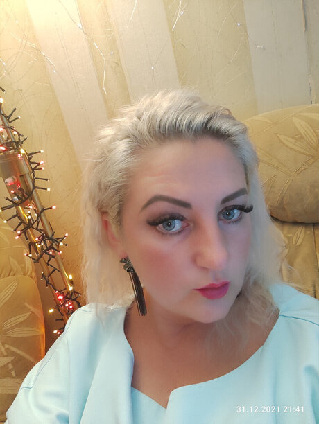 Nahá fotka uniklých OnlyFans od Latvian M I L F Vip