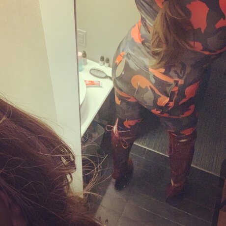 Naken läckt OnlyFans-bild av Wetassbootaynyc Aka Sluttybehavior