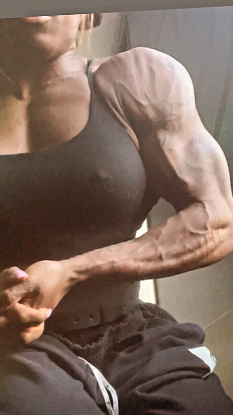 Alasti lekkinud OnlyFans-i pilt Themusclegirl