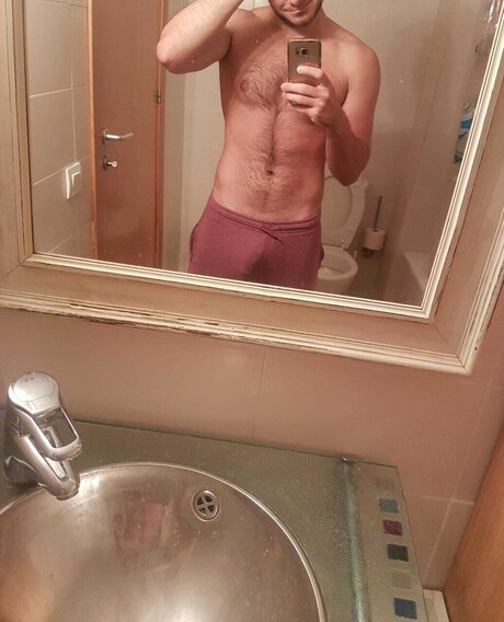 Alaston vuotanut OnlyFans-kuva Young16