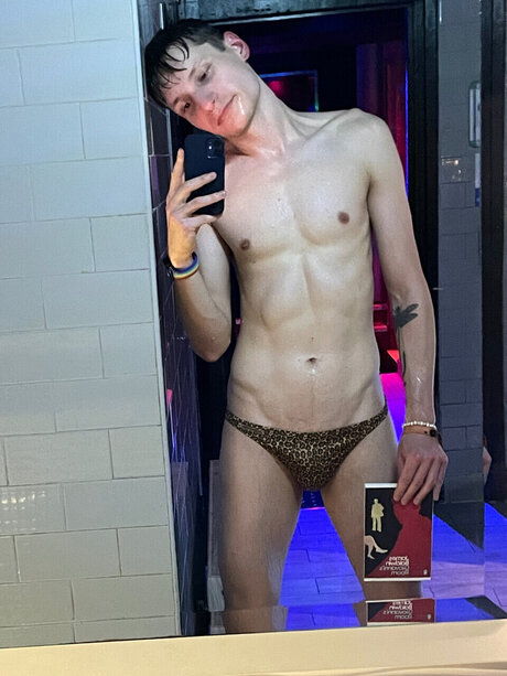 Naken läckt OnlyFans-bild av Damin Triton