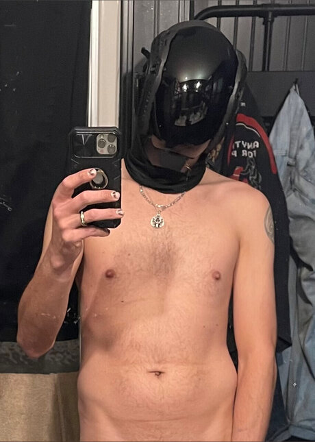 Alasti lekkinud OnlyFans-i pilt Captain Grayson