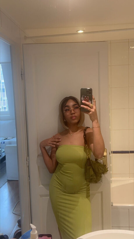 Nahá fotka uniklých OnlyFans od Emilia