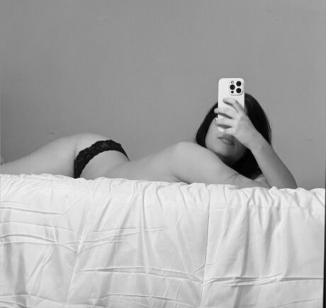 Naken läckt OnlyFans-bild av Emy 