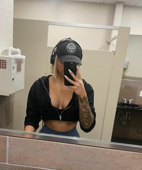 Alaston vuotanut OnlyFans-kuva Melanie Doulik