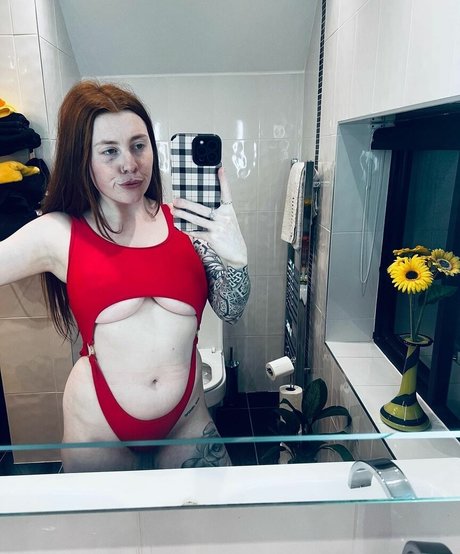 Nahá fotka uniklých OnlyFans od Molly Capper