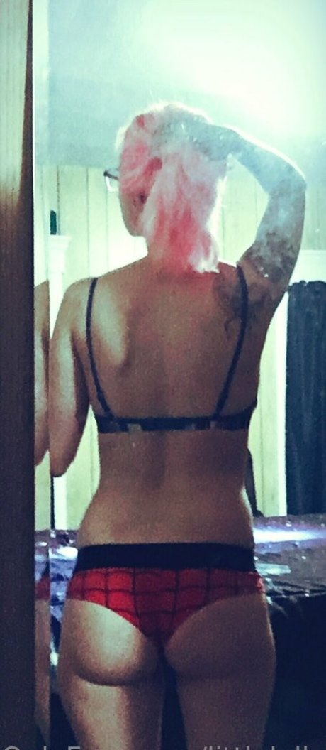 Naakte gelekte OnlyFans-foto van Littlelolly89