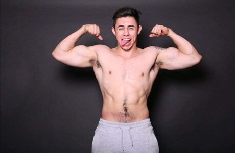 Naken lekkede OnlyFans-bilde av Yahirbionic