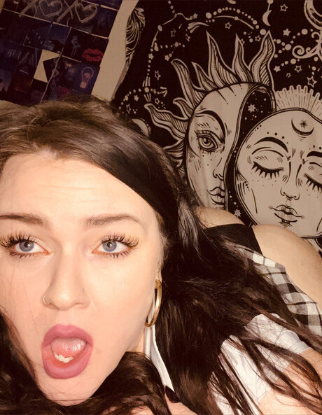 Naakte gelekte OnlyFans-foto van Violet Rose