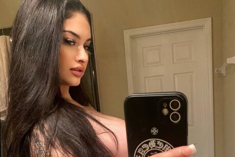 Naakte gelekte OnlyFans-foto van Big Purrrr