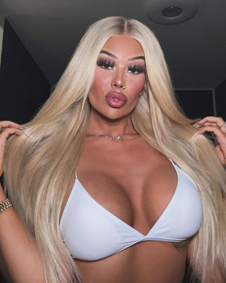 Naken läckt OnlyFans-bild av Shirin Christians