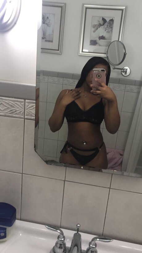 Alaston vuotanut OnlyFans-kuva Chasmne