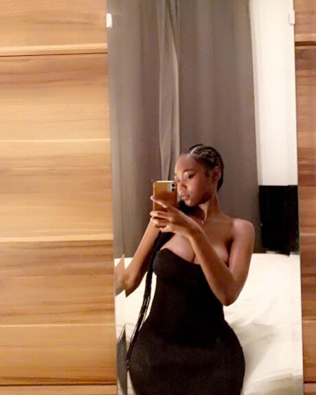 Nøgent lækket OnlyFans-billede af Melanin Queen
