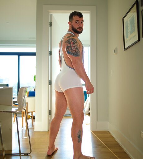 Naken läckt OnlyFans-bild av Meandmybuttmostly