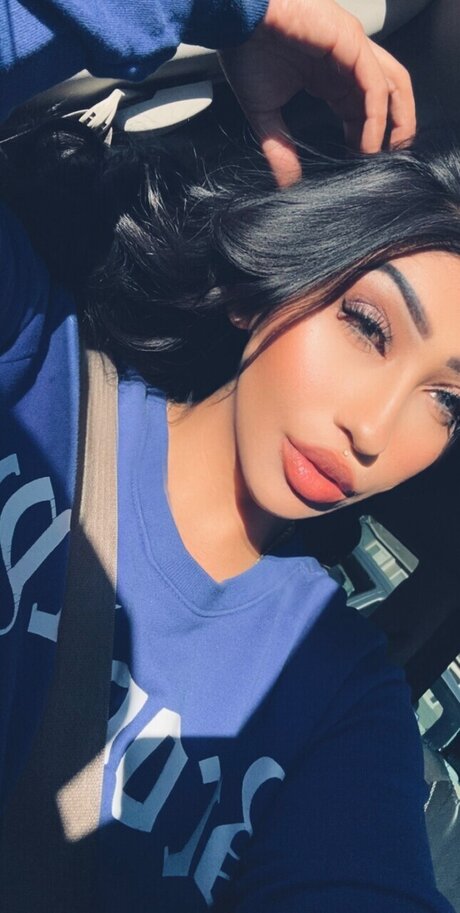 Naken lekkede OnlyFans-bilde av Ari Dior