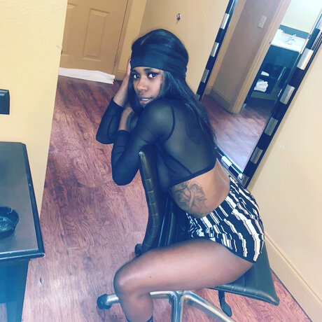 Alaston vuotanut OnlyFans-kuva Pnklateee01