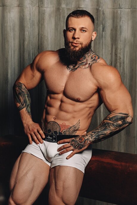 Alasti lekkinud OnlyFans-i pilt Oleg Bully