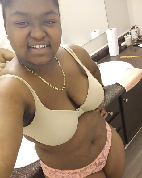 Alaston vuotanut OnlyFans-kuva Reign