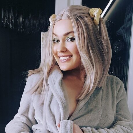 Naakte gelekte OnlyFans-foto van Petite Passion