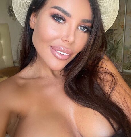 Naken läckt OnlyFans-bild av      