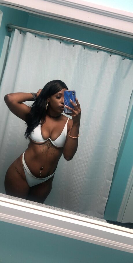 Alasti lekkinud OnlyFans-i pilt Cocoa Drop 